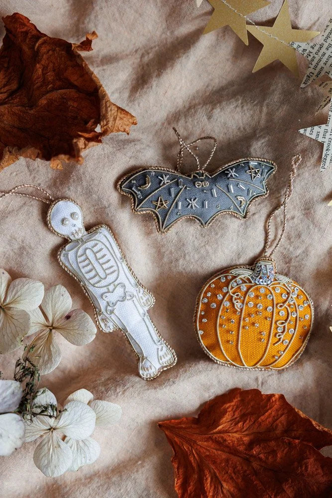 Skeleton in 'vintage white'