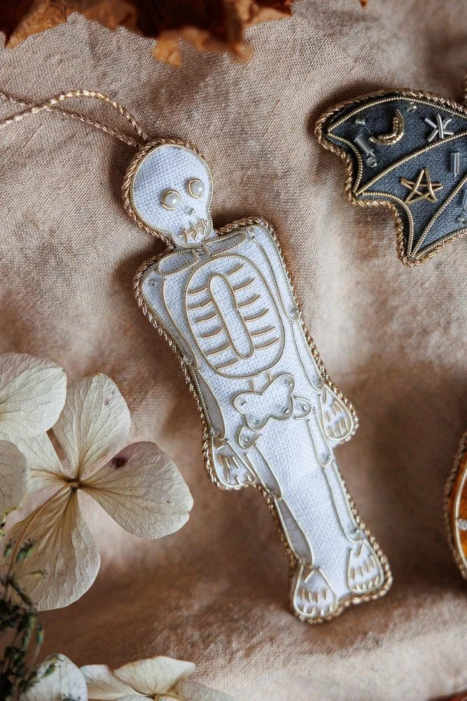 Skeleton in 'vintage white'