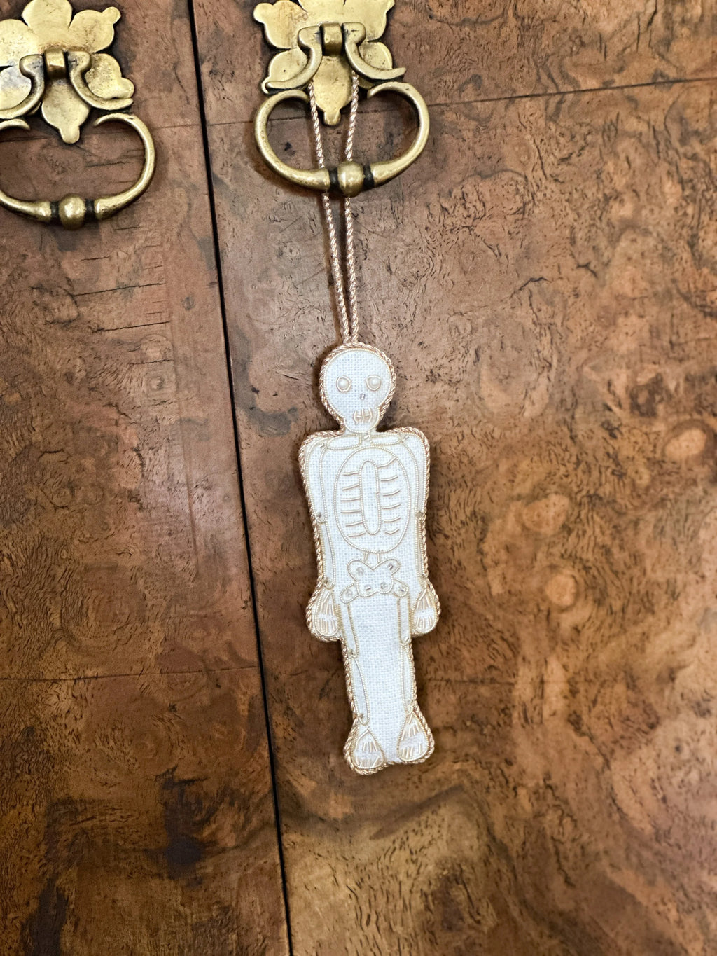 Skeleton in 'vintage white'