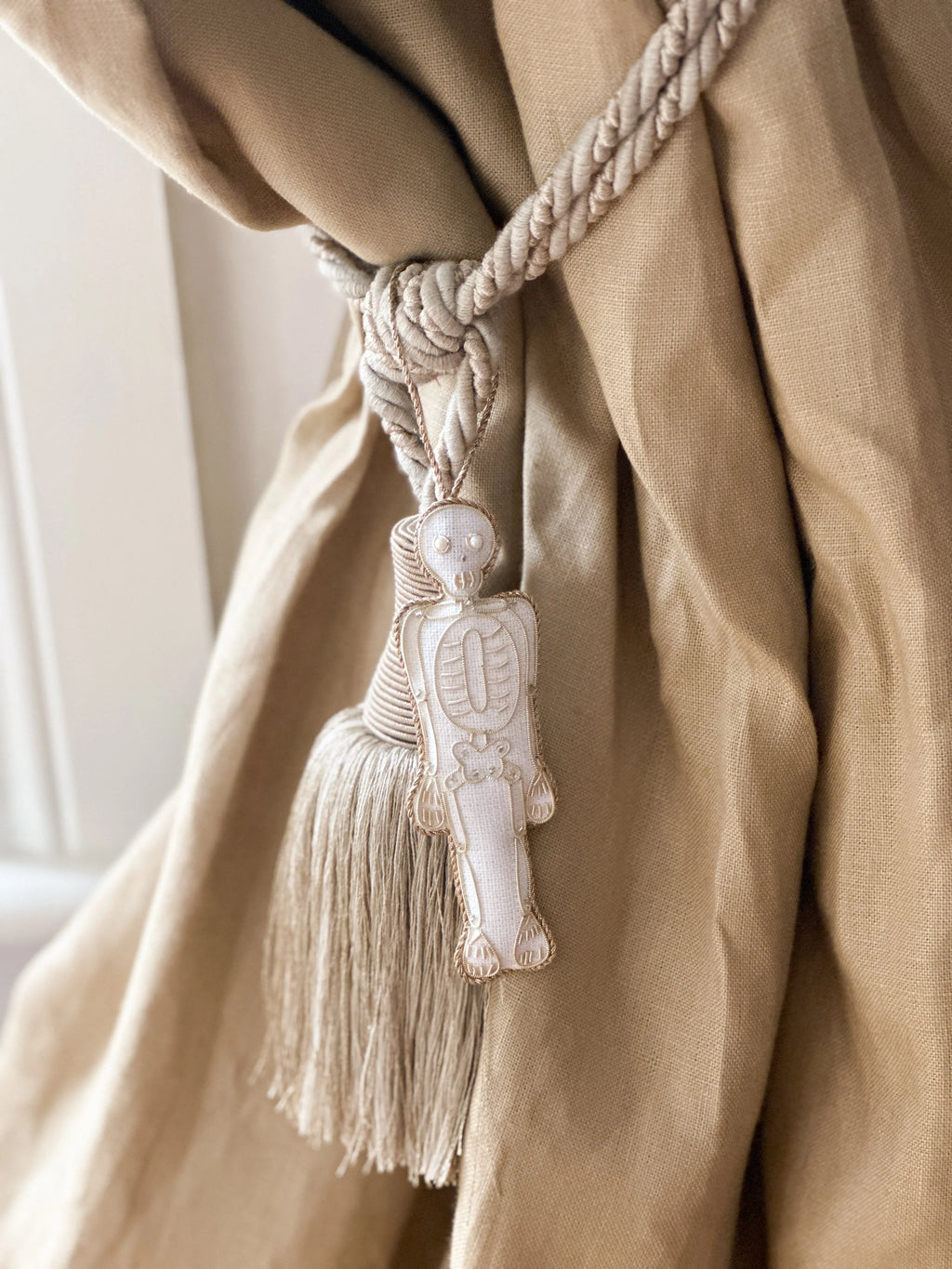 Skeleton in 'vintage white'